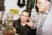 Ein aberglaeubischer alter Uhrmacher ist davon ueberzeugt, sein Herzschlag hinge vom Funktionieren einer wertvollen alten Uhr ab.