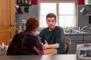 Lissy (Elinor Eidt) versucht, Andreas (Ralph Gassmann) auf andere Gedanken zu bringen.