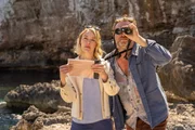 Miranda (Elen Rhys) und Max (Julian Looman) suchen auf einer felsigen Insel nach dem goldenen Kompass. Doch sie sind nicht allein, auch andere Schatzsucher sind vor Ort.