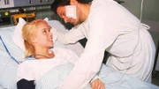 Rudi (Björn Kegel Casapietra) besucht seine schwer verletzte Freundin Angie (Sylvia Leifheit).