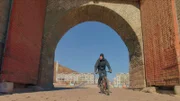 Ash Dykes beim Radfahren in Zhangjiakou City am Tor von Dajingmen.