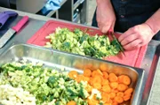 Metzgermeister Olli Häcker bereitet Gemüse für seine vegetarischen Maultaschen vor.