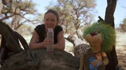 OLI und Davina machen eine kurze Verschnaufpause während ihrer Fahrt an die Küste Afrikas.