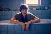 Claudia (Charlotte Bohning) sitzt mit Wehen in der Badewanne von Caro und Yannik.
