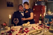 Anita (Anja Schneider, r.) kommt Tüffi (Daniel Zillmann, l.) näher, als es ihm lieb ist.