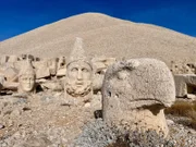 König Antiochos I. ließ eine Kultstätte für sich und die Götter auf dem Gipfel des Nemrut Dagi, im Südosten der heutigen Türkei errichten. Später wurde das Werk mit dem biblischen König Nimrod verbunden, der dem Berg auch seinen Namen gab.
