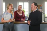 Der Gantinger Bürgermeister Karl Schretzmayer (Jürgen Tonkel, r.) ist auf der Suche nach einer neuen Sekretärin. Ob Marianne Grasegger (Ursula Maria Burkhart, M.) oder Christin Lange (Sarah Thonig, l.) Interesse haben?