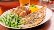Ein Weißfisch aus dem Lake Superior, leicht gewürzt und gegrillt – ein beliebtes Gericht im „The Vierling Saloon and Sample Room“ in Marquette, Michigan.