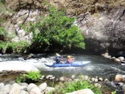 Passagierin Daniele Wolpert beim Rafting mit ihrem Guide im Boot in Costa Rica.
