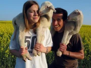 Willi Weitzel und Carina mit Lämmchen.