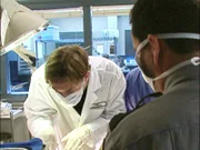 Jede Minute zählt - Die Leiche der 10-jährigen Cassidy wird von Gerichtsmedizinern auf die genaue Todesursache hin untersucht