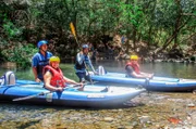 Daniela Wolpert und Dennis Rowlin sitzen in Rafting Booten bei ihrem Ausflug in Costa Rica. Weiteres Bildmaterial finden Sie unter www.br-foto.de.