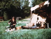 Charles (Michael Landon, l.) kocht für seinen todkranken Sohn James (Jason Bateman, r.) eine kräftige Brühe.