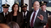 Detective Olivia Benson (Mariska Hargitay) und Captain Donald Cragen (Dann Florek, 2.v.r.) jagen einen Serienvergewaltiger.