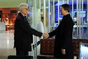 Macs (Gary Sinise, r.) Freundin wurde von einem Kredithai in Las Vegas entführt. Vegas-Ermittler D.B. Russell (Ted Danson) verfolgt bereits eine heiße Spur...