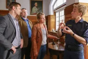 Hansen (Igor Jeftic, l.), Stadler (Dieter Fischer, 2.v.l.) und Mohr (Max Müller, r.) befragen die Haushälterin des Toten, Jenny Kugler (Sarah Vinocur, 2.v.r.).