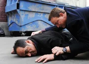 Macs (Gary Sinise, r.) Freundin wurde verschleppt: Ihm gelingt es jedoch, einen der Entführer festzunehmen. Dabei erfährt er, dass er seine Freundin nie wieder sehen wird...Blufft Zane (Navid Negahban) nur oder ist sie tatsächlich schon tot?