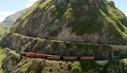 Unterwegs auf den Zugstrecken der Welt. Draußen ziehen tolle Berge und Täler vorbei, reißende Flüsse werden passiert. Die Tour auf diesen Eisenbahnrouten ist ein Vergnügen. - Zug zur Teufelsnase in Ecuador.