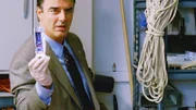 Bei einer Hausdurchsuchung entdeckt Detective Mike Logan (Chris Noth) eine Tube Gleitcreme. Gibt dieser Fund einen Hinweis auf einen Mörder?