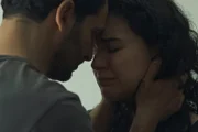 Nalan Arzouni (Mariam Hage, r.) und David Mansour (Hassan Akkouch, l.) sind völlig am Ende. Sie verlieren ihr Kind. Und das, obwohl sie so glücklich waren, endlich schwanger zu sein.