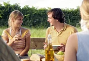 Paul (Achim Schelhas) und Anna (Britta Hammelstein) kommen sich bei der Arbeit im Weingarten näher.