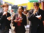 Detective Wheeler (Julianne Nicholson, l.) weiht Staatsanwältin Kent (Theresa Randle) in ihren aktuellen Fall ein. Ihr Kollege Logan (Chris Noth) ist derweil anderweitig beschäftigt.