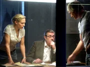 Maria Wern (Eva Röse) versucht mit ihren beiden Kollegen Hartmann (Allan Svensson, Mitte) und Ek (Ulf Friberg) einen rätselhaften Mord aufzuklären.