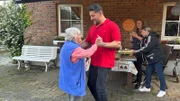 Oma Waltraud und Sükrü legen eine heiße Sohle aufs Parkett