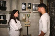 Esma (Özge Delioglan) kommt der Verdacht, dass Nuray hinter dem Stromausfall steckt. Rechts Theo (Julius Dombrink)