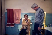 Marion (Manon Straché) und Jàkup (Rolf Berg) diskutieren über eine defekte Toilettenspülung.