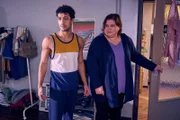 Yannik (Rojan Juan Barani, l.) und Elli (Nadine Wrietz, r.) sind überrascht von dem Verhalten der kranken Caro.