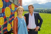 Hansen (Igor Jeftić, r.) weiß, dass das Opfer ein Verhältnis mit Vera Fröhlich (Sophie Rogall, l.) hatte.