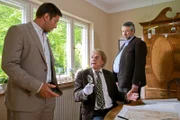 Die Kommissare Hansen (Igor Jeftic, l.) und Stadler (Dieter Fischer, r.) befragen den Nachbar Professor Wilhelm (Peter Fricke, M.) nach seinem Alibi für die Tatzeit.