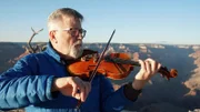 Professor David Koerner ist Planetologe und Astrophysiker. Seine große Passion ist das Geigespielen. In jeder freien Minute kommt er an den Grand Canyon und spielt.