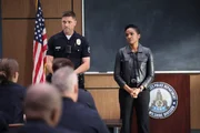 Officer Tim (Eric Winter) und Nyla (Mekia Cox) besprechen mit der Belegschaft die Beweislage nach dem Überfall auf die Federal Reserve und den brutalen Angriff auf die Polizeistation.