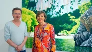Moderatorin Annette Krause mit Künstler Andreas Scholz im Schloss Kisslegg.