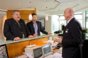 Die Kommissare (Joseph Hannesschläger, l.; Igor Jeftic, M.) erhoffen sich von Herbert Maier (Christian Schneller, r.) neue Erkenntnisse.