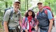 Schwer bepackt: Die Wandergruppe  Barbara Wussow (Mi.) und Sven Plöger, (re.) um Förster und Waldexperte Peter Wohlleben (li.) erkundet das geheime Leben der Bäume.