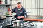In seiner Metzgerei in Sachsenheim verarbeitet Metzgermeister Olli Häcker neben den Klassikern, wie Spinat und Brät auch die ein oder andere spezielle Zutat, etwa geräucherte Wurst und mageres Schweinefleisch.