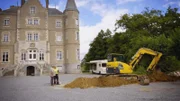 Dick und Angel müssen sieben Hochzeiten und 14 Gourmet-Wochenenden vorbereiten und möchten ihren beiden Kindern in den Ferien die Natur in Frankreich näher bringen. Außerdem steht die Renovierung der neun Meter hohen Hintertreppe an, die früher von der Dienerschaft benutzt wurde. Heute ist sie der Hauptzugang zur neuen Boudoir-Suite im zweiten Stock. Bevor die ersten Hochzeitsgäste eintreffen, möchte Angel den Schandfleck in einen eleganten Aufgang verwandeln. Dafür hat sie eine DIY-Idee mit einer bedruckten Tapete, die Geld sparen soll. Im Laufe des Projekts wird Angels einfache Idee jedoch zu einer Herkules-Aufgabe, während Dick mit den beiden Kindern einen Kurztrip nach Paris unternimmt.