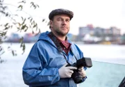 ARD HEITER BIS TÖDLICH - MORDEN IM NORDEN FOLGE 37, "Blumenopfer" (Wh.), am Dienstag (23.12.14) um 18:50 Uhr im ERSTEN. Pathologe Dr. Strahl (Christoph Tomaneck) sichert die Spuren am Tatort.