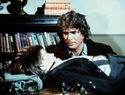 Charles Ingalls (Michael Landon, r.) macht sich große Sorgen um den verletzten James (Jason Bateman, l.).