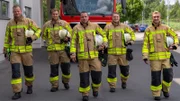 Die Feuerwehrleute sind einsatzbereit.