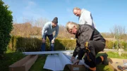 Wendelin (li.), Jürgen und Uwe macht der Aufbau eines Gewächshauses zu schaffen