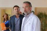 Das Opfer wollte die Gemeinschaftspraxis mit Dr. Behring (Heio von Stetten, r.) und Julia Stemmer (Katharina Schwarzmaier, l.) zugunsten einer eigenen Praxis verlassen. Hansen (Igor Jeftic, M.) glaubt, dass der Arzt daraufhin zugeschlagen hat.