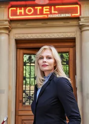 Karin Berger (Susanna Simon) und ihre Schwester Mascha Hillinger übernehmen voller Elan die Leitung im Hotel Heidelberg.