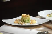 Weder Fisch noch Fleisch  1. Hauptgang: Alexander Herrmann > Spitzkohltörtchen mit Kartoffelcroutons, karamellisierten Pfeffer-Cashewkernen und Sauerrahm