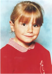 Die achtjährige Sarah Payne wird tot in der Nähe von Sussex, England, aufgefunden.