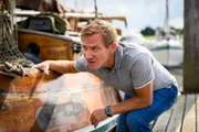 Overbeck (Roland Jankowsky) beobachtet, wie Henk Cassens auf der Yacht nach dem Rechten schaut. Er will mit ermitteln, Henk hat ihn aber dazu verdonnert, die Stellung am Steg zu halten.