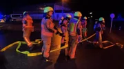 Feuerwehrleute versuchen erfolgreich, das Feuer zu löschen